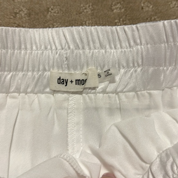 Day+ moon white ruffle skirt - Picture 2 of 2